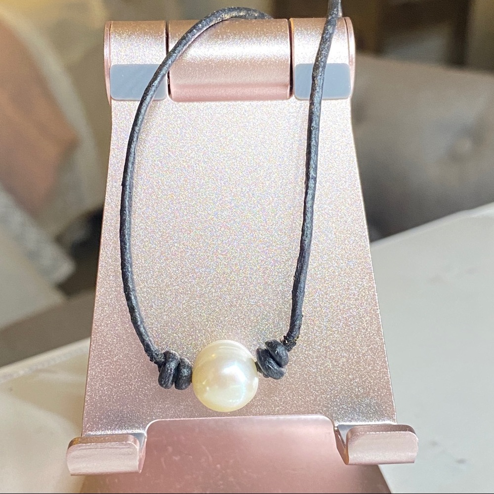 PEARL black necklace with pearl clasp